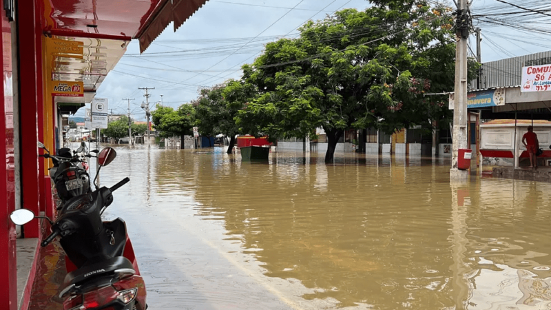 Famílias afetadas pelas chuvas na Bahia recebem alimentos e medicações por helicóptero; Jequié tem pior enchente desde 1981